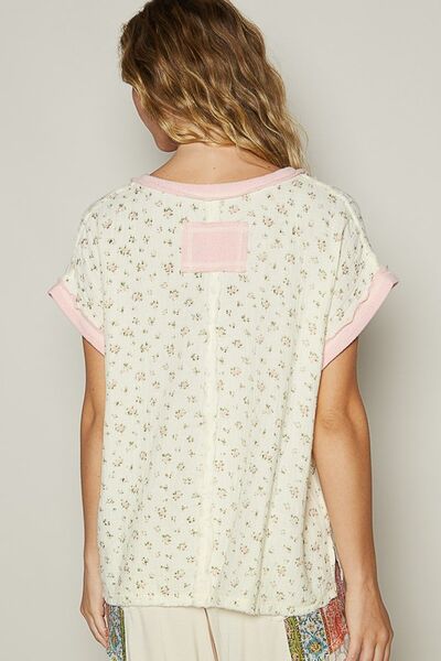 Zenaida® | Camiseta de manga corta con estampado floral y escote en pico.