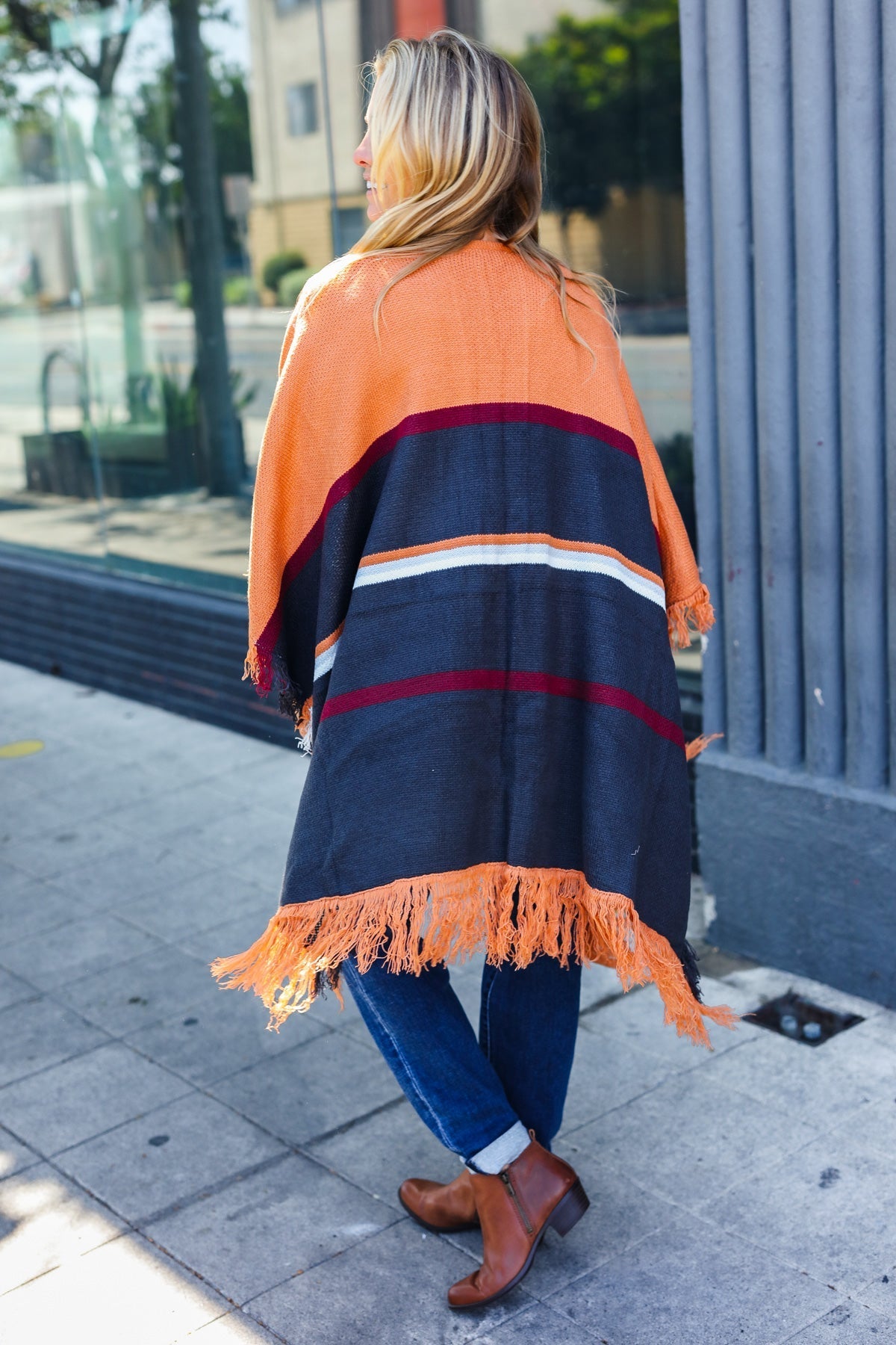 Zoé® | Follow Me Poncho abierto color óxido con rayas multicolor y flecos de borlas