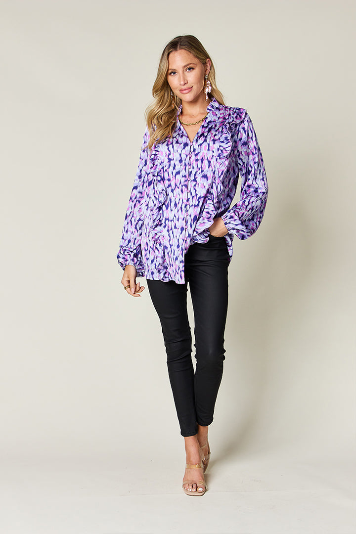 Susana® | Camisa de doble toma estampada de Talla completo con ribete de volantes y mangas abullonadas.