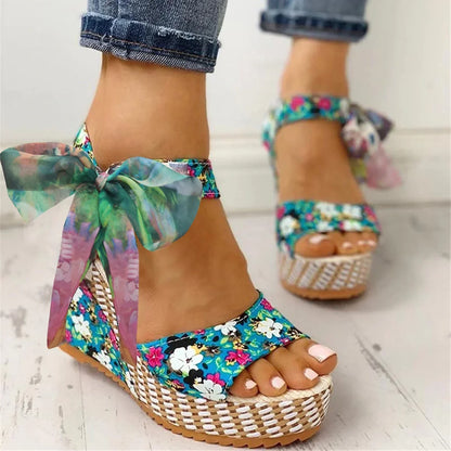 Ana® | Sandalias de cuña con estampado floral.