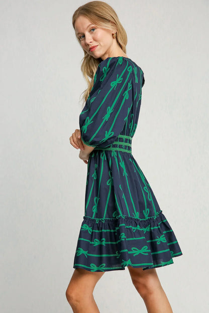 Sibil® | Vestido elegante con estampado de lazo verde.