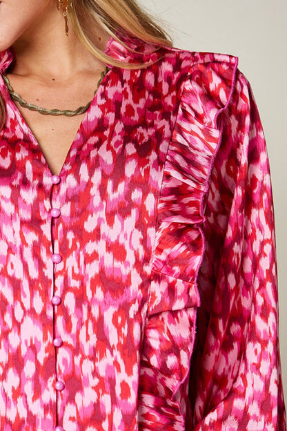 Susana® | Camisa de doble toma estampada de Talla completo con ribete de volantes y mangas abullonadas.