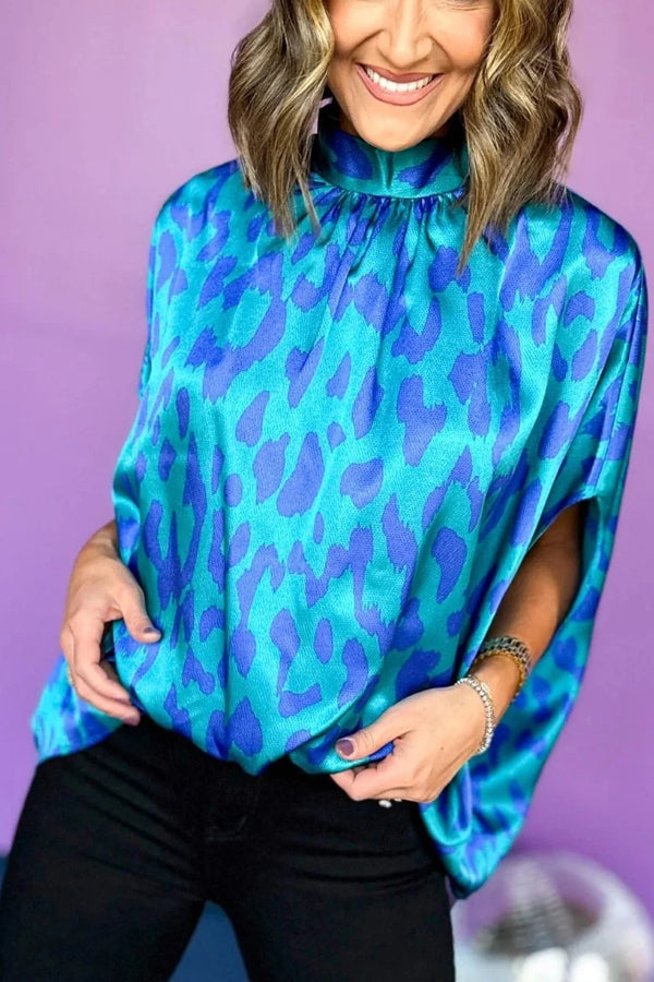 Zenaida® | Blusa holgada azul con cuello alto y mangas murciélago con estampado de leopardo