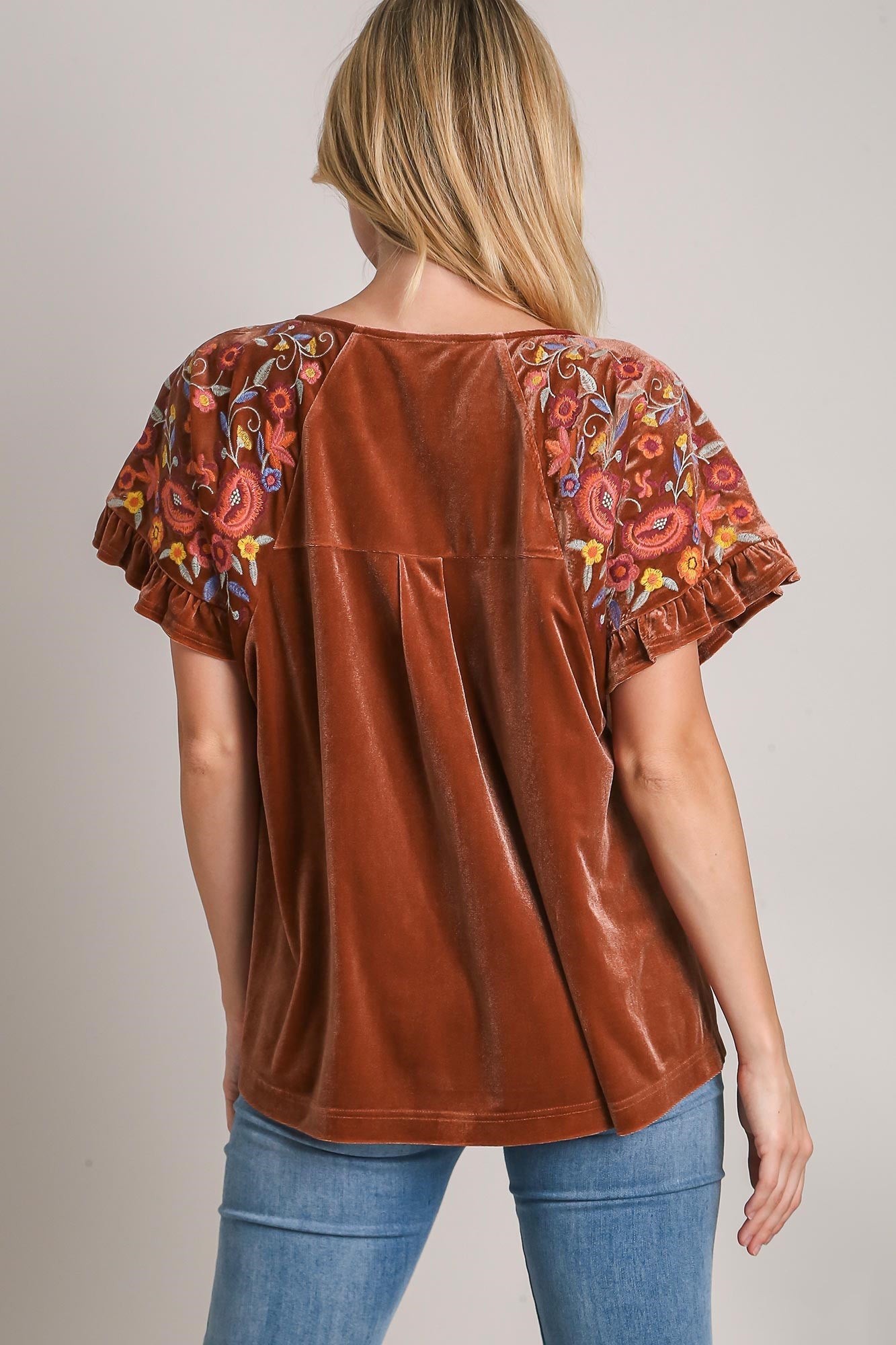 Yoselin® | Blusa de terciopelo de manga corta con bordado