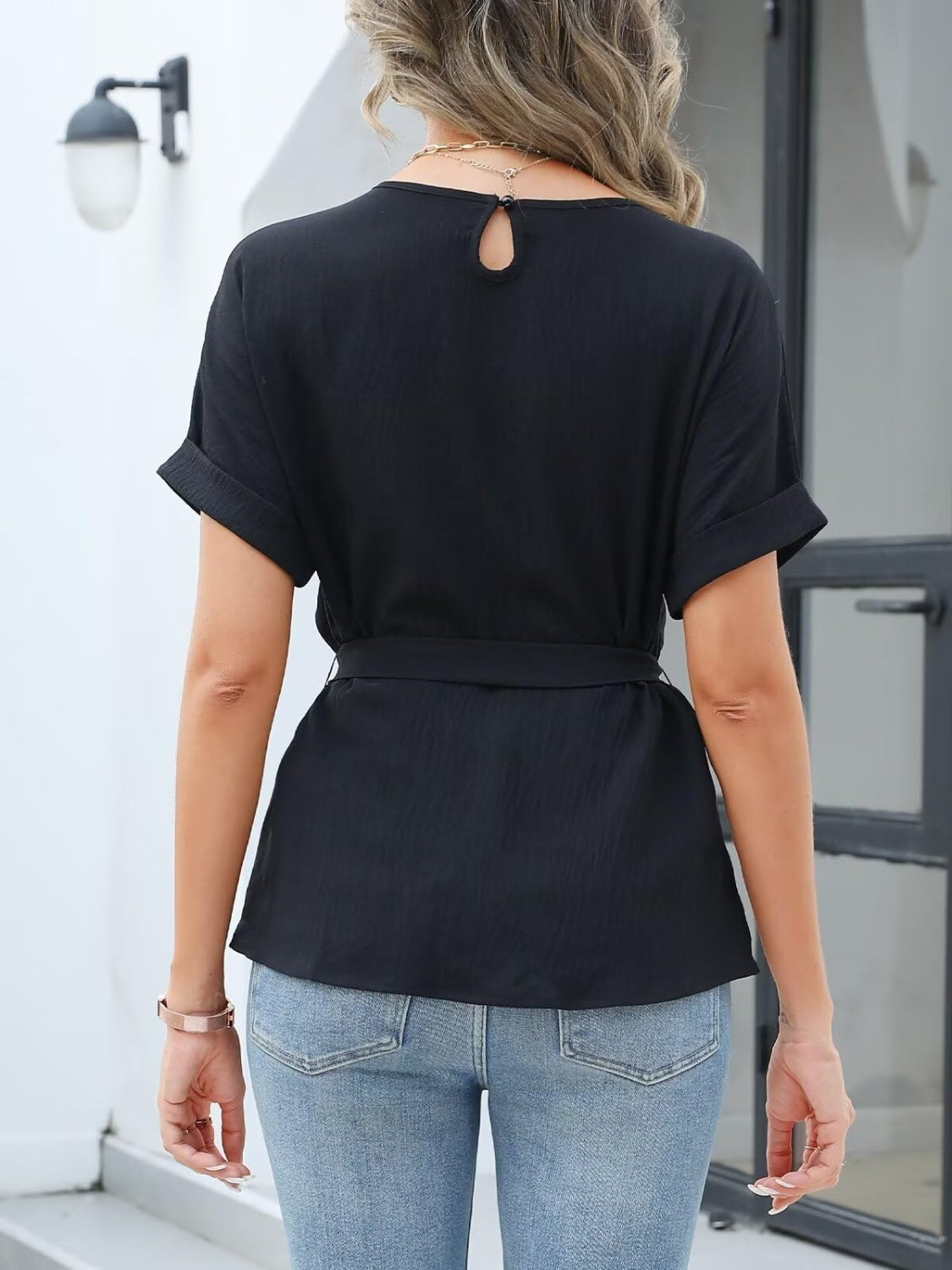 Tamar® | Blusa de manga corta con escote redondo y lazos en la cintura.