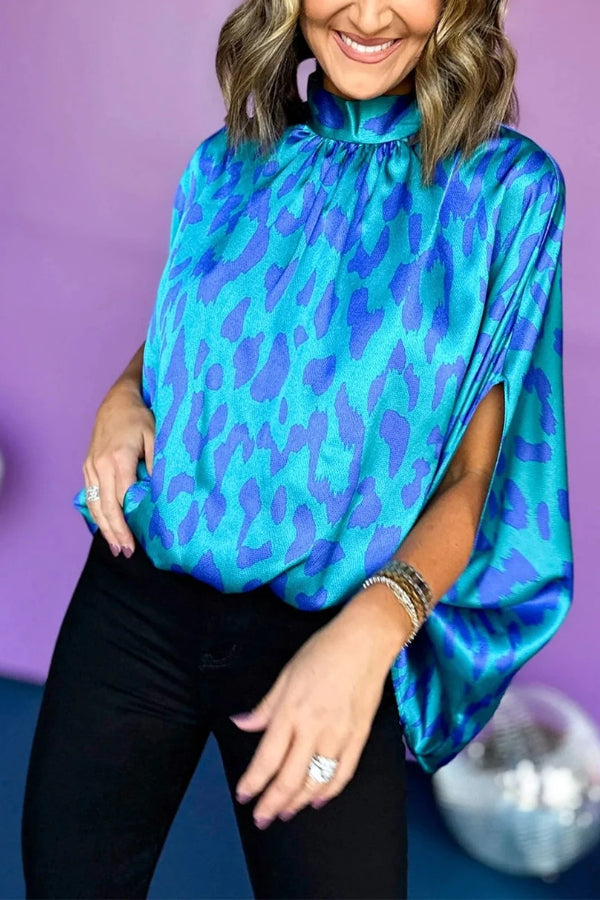 Zenaida® | Blusa holgada azul con cuello alto y mangas murciélago con estampado de leopardo