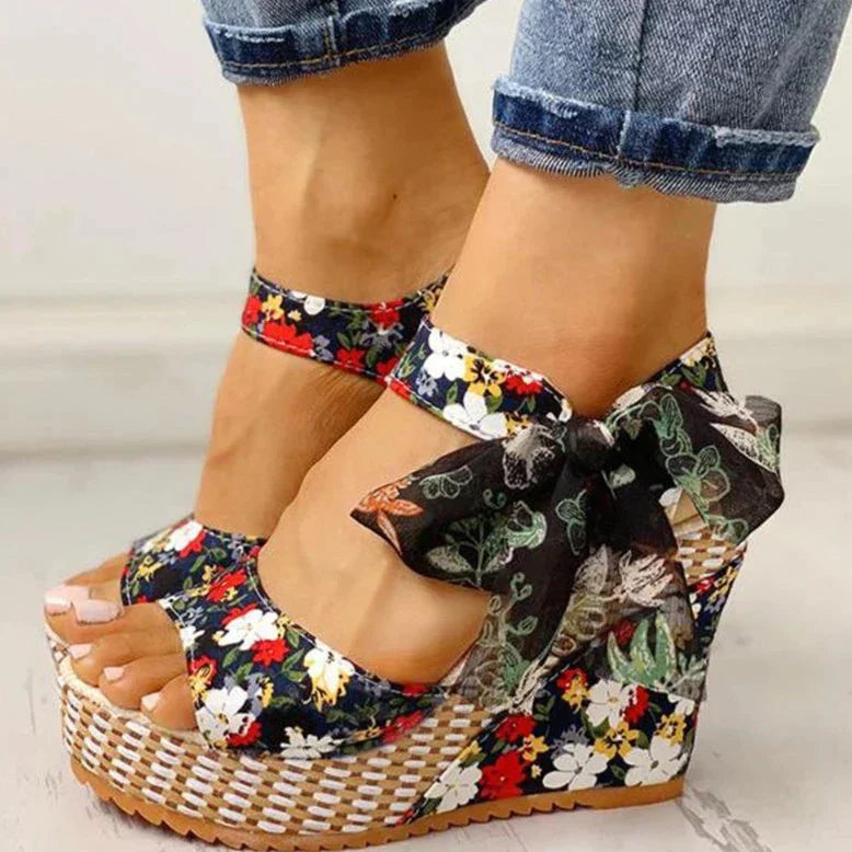 Ana® | Sandalias de cuña con estampado floral.