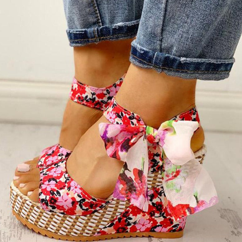 Ana® | Sandalias de cuña con estampado floral.