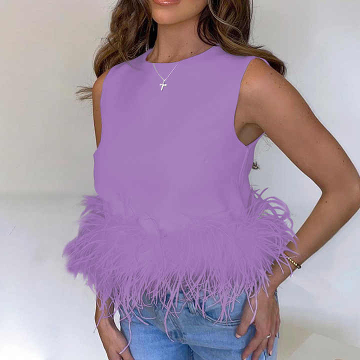 Yesenia® | Elegante top sin mangas con detalle de plumas.