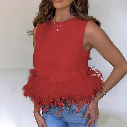 Yesenia® | Elegante top sin mangas con detalle de plumas.