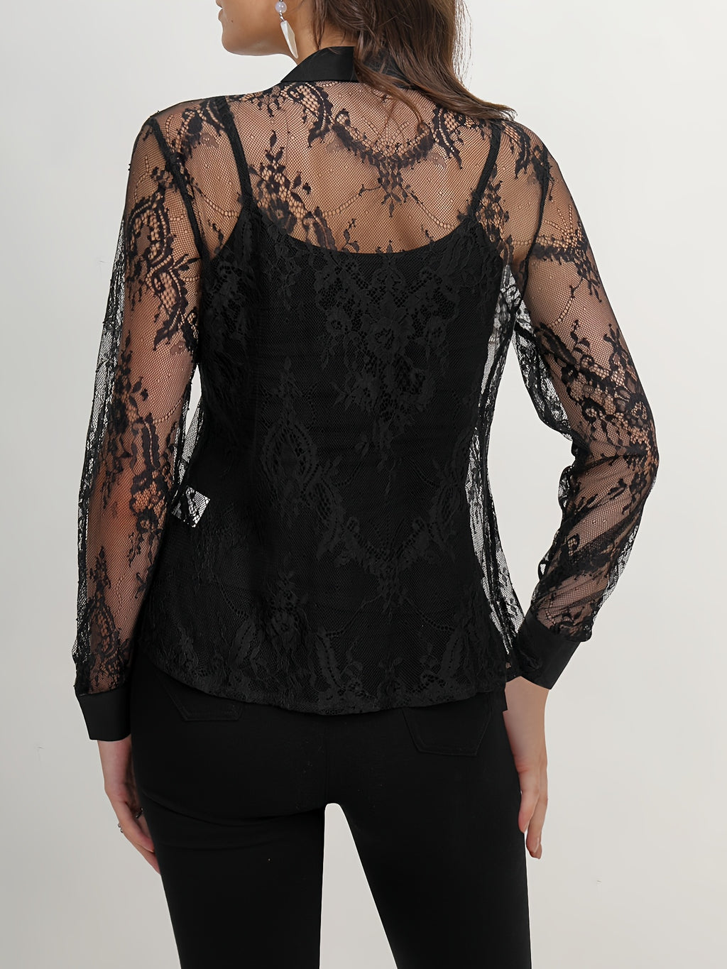 Teresa® | Blusa elegante con encaje y cierre de botones.