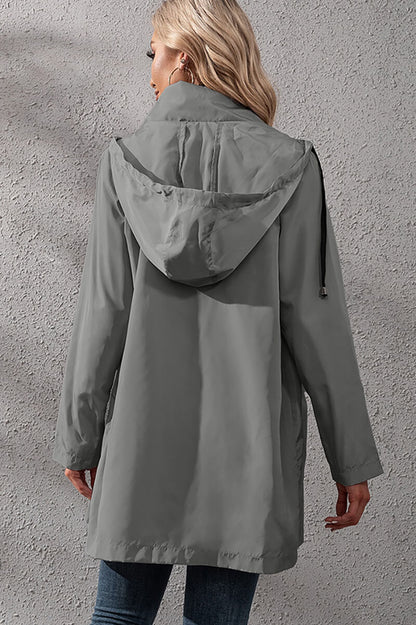 Yasmina® | Cortavientos urbano impermeable con capucha.