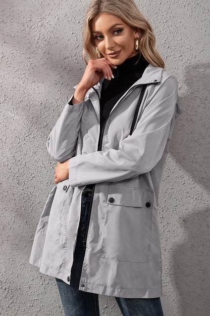 Yasmina® | Cortavientos urbano impermeable con capucha.