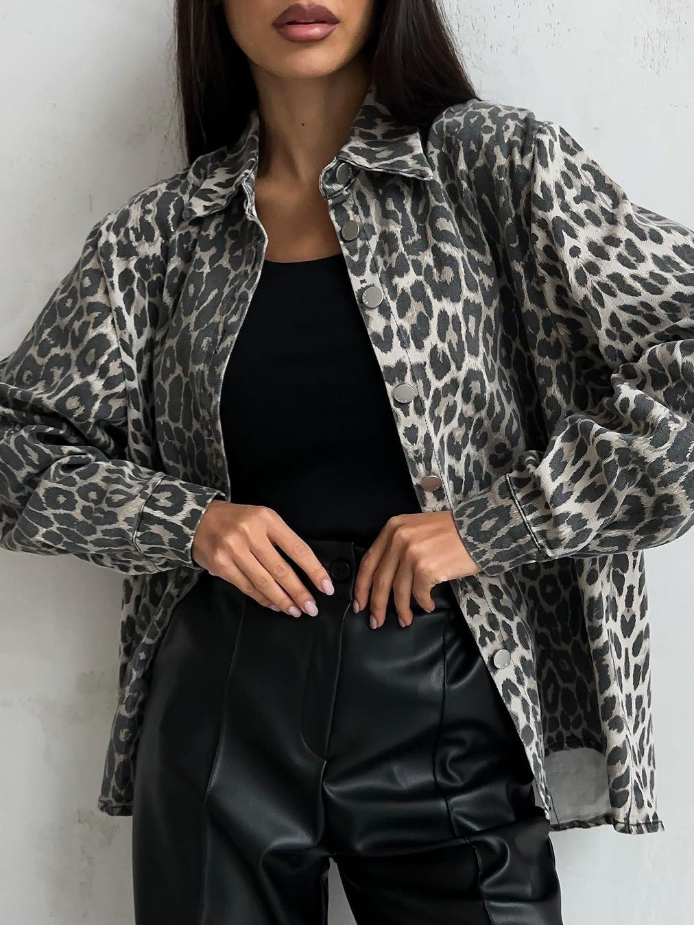 Sandra® | Chaqueta Alejandra con animal print de leopardo.