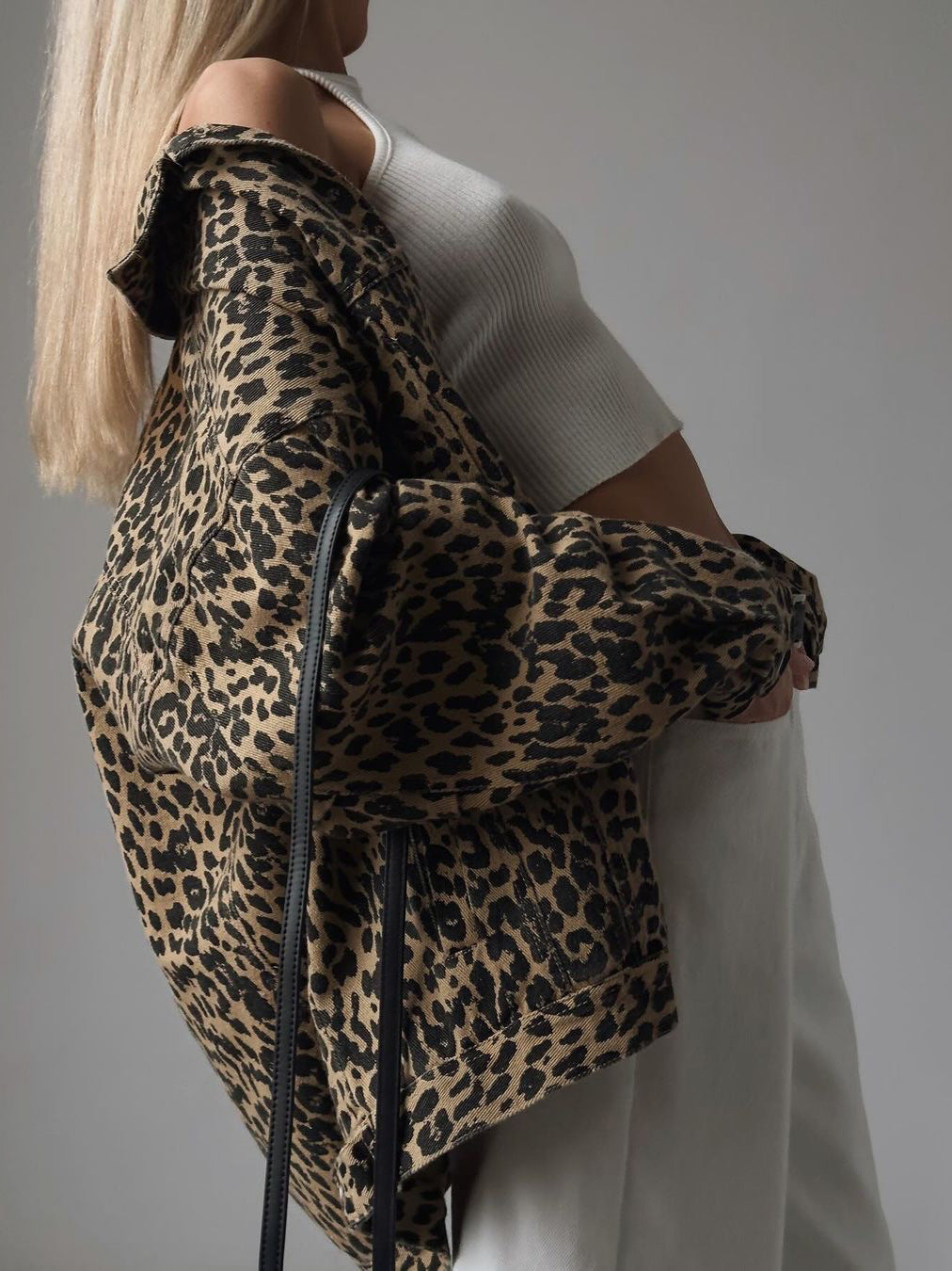 Sandra® | Chaqueta Alejandra con animal print de leopardo.