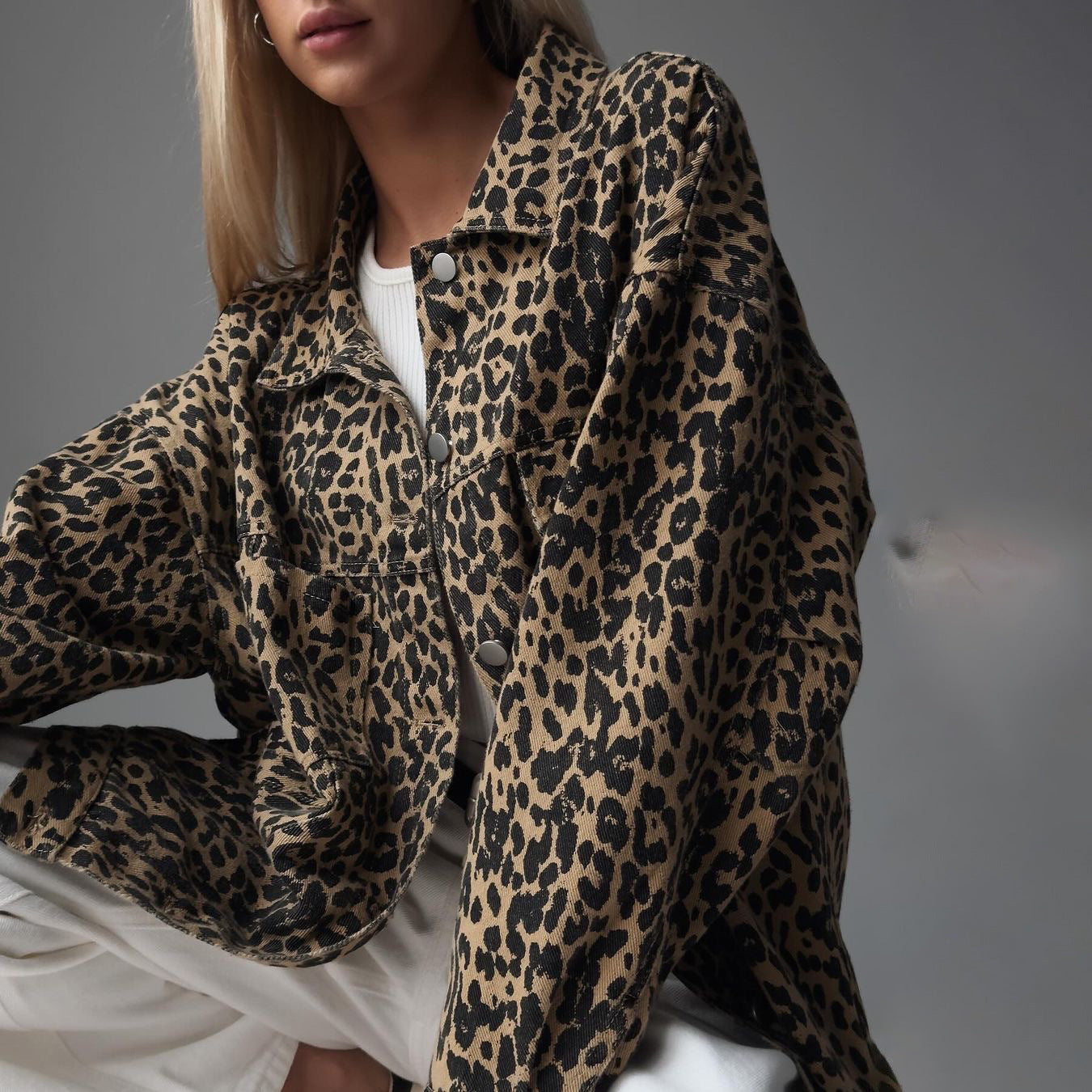 Sandra® | Chaqueta Alejandra con animal print de leopardo.