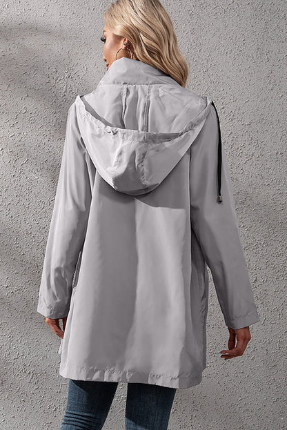 Yasmina® | Cortavientos urbano impermeable con capucha.