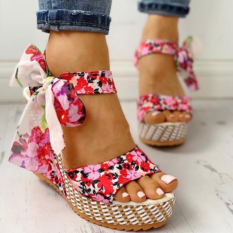 Ana® | Sandalias de cuña con estampado floral.