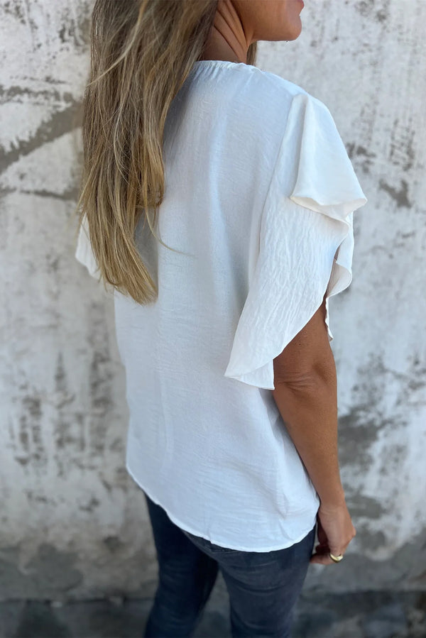 Sonia® | Blusa blanca lisa con escote en pico y manga corta con volantes