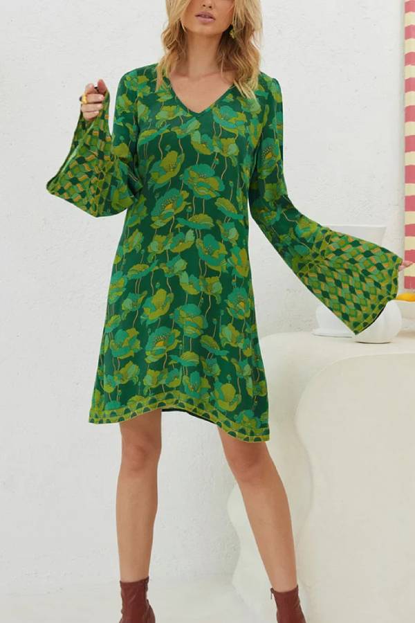 Xenia® | Vestido verde con escote en pico y manga campana con estampado floral