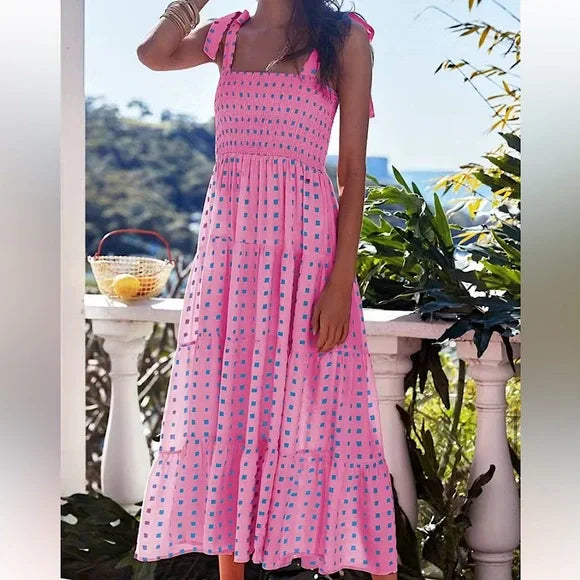 Vestido maxi fruncido con dobladillo de volantes en estampado geométrico rosa