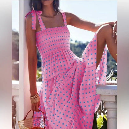 Vestido maxi fruncido con dobladillo de volantes en estampado geométrico rosa