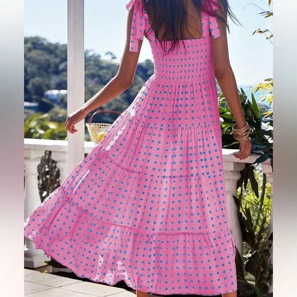 Vestido maxi fruncido con dobladillo de volantes en estampado geométrico rosa