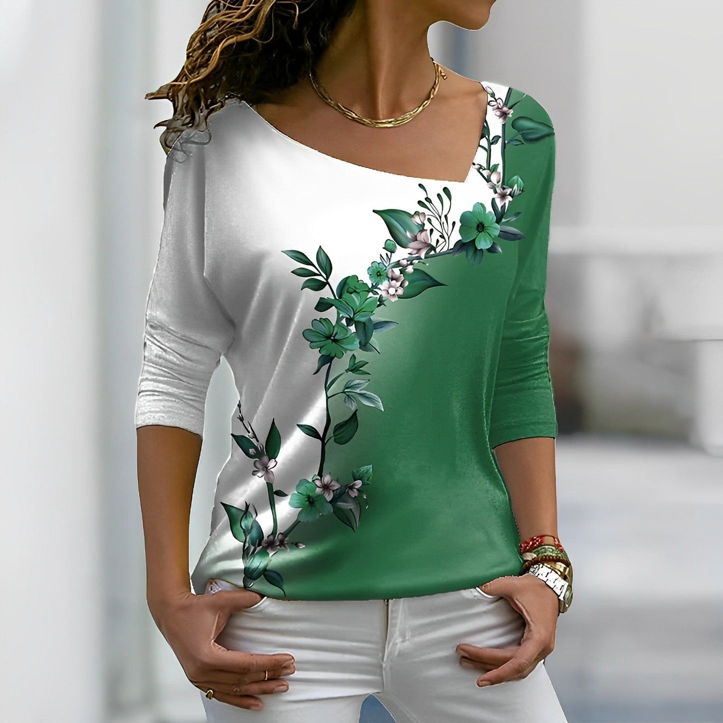 Camiseta floral con bloques de color