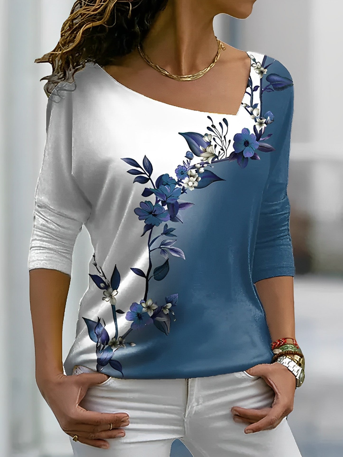 Camiseta floral con bloques de color